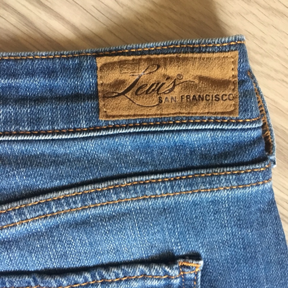 Classic Rise Bootcut Levis - Picture 6 of 7